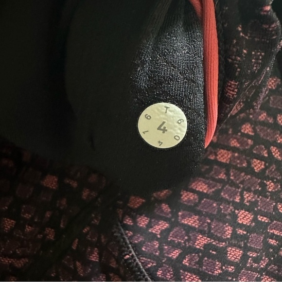 Lululemon Mesh Outrun 17” Crop Leggings in Shatter Weave Dust Coral Plum / Black - Picture 10 of 10